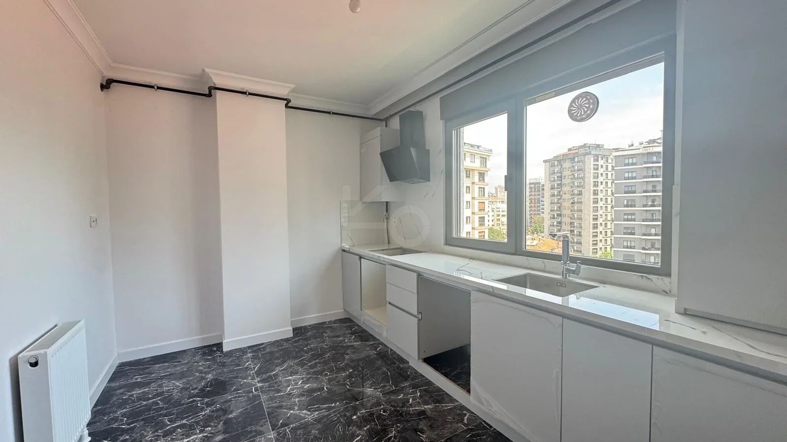 Lacivertcadde Erenköy’de Satılık 3 Cepheli Ebeveynli Balkonlu 110m² Net 3+1