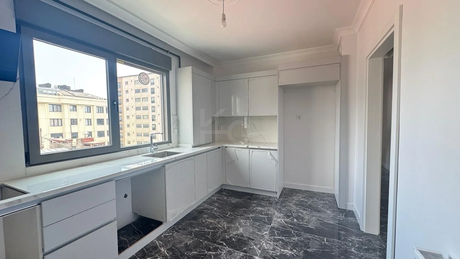 Lacivertcadde Erenköy’de Satılık 3 Cepheli Ebeveynli Balkonlu 110m² Net 3+1