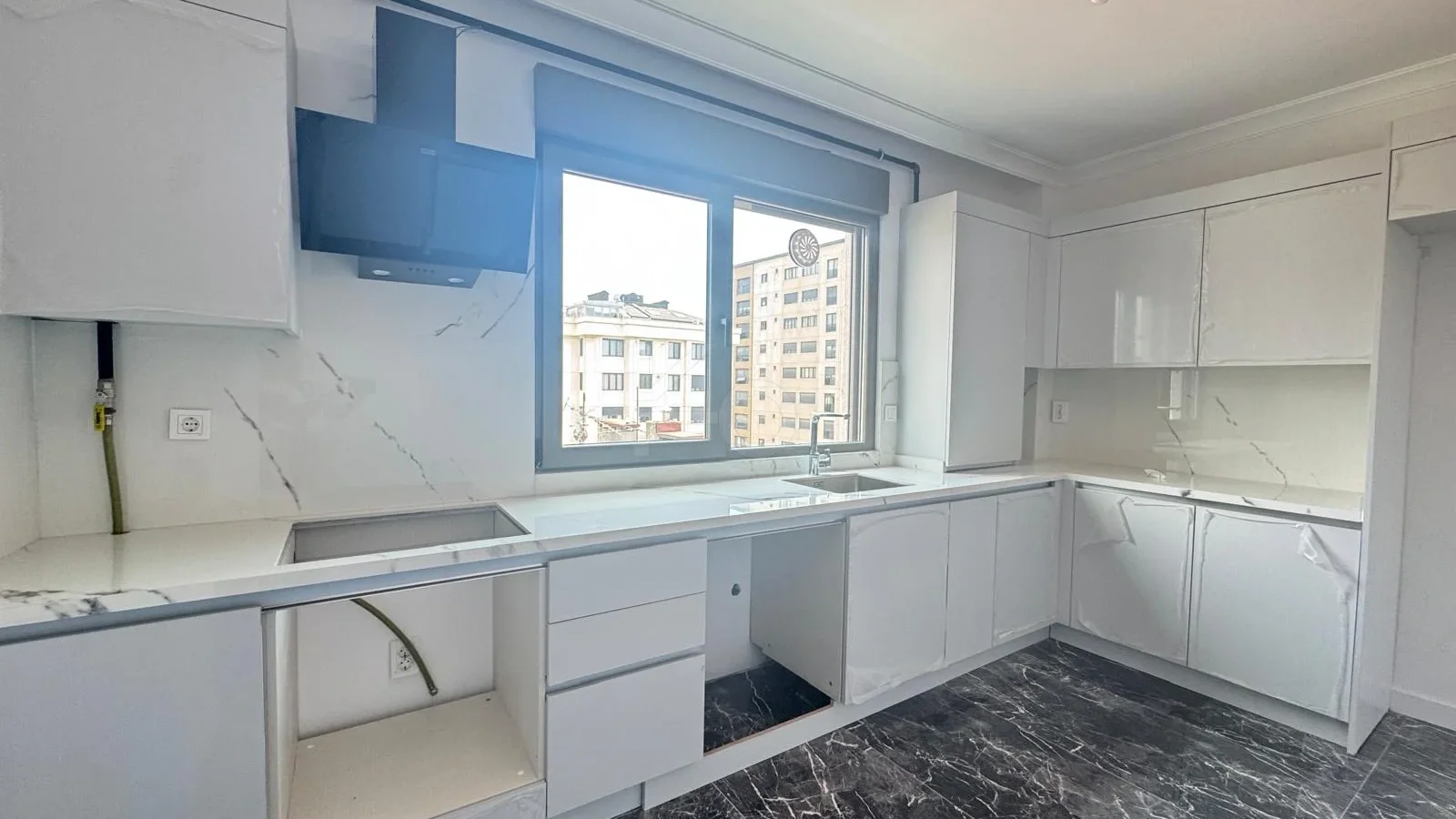 Lacivertcadde Erenköy’de Satılık 3 Cepheli Ebeveynli Balkonlu 110m² Net 3+1