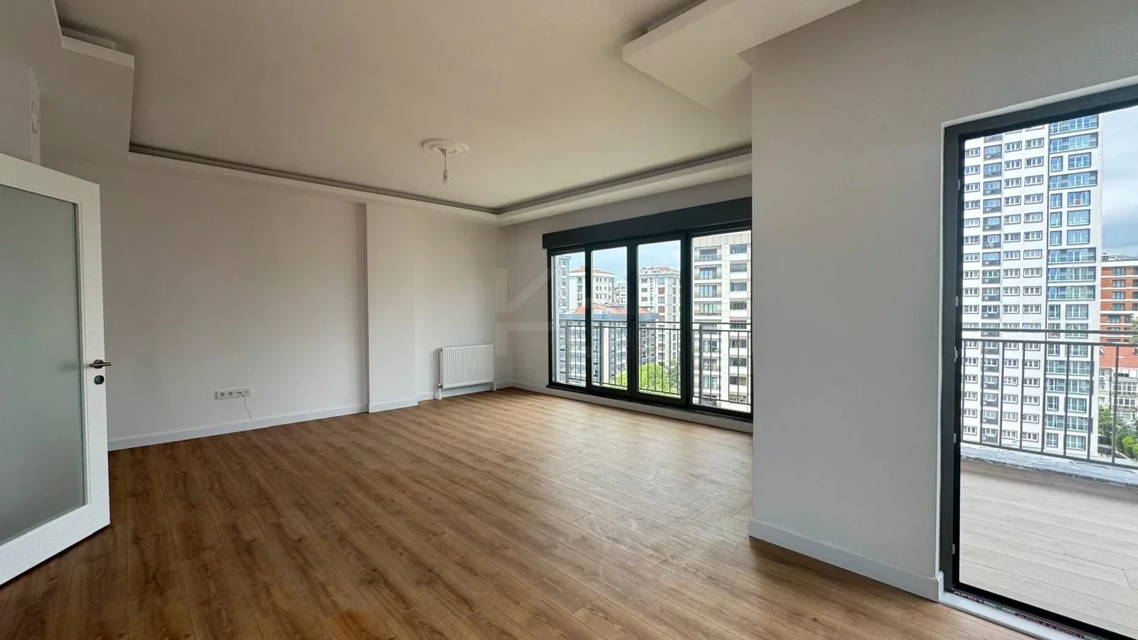 Lacivertcadde Erenköy’de Satılık 3 Cepheli Ebeveynli Balkonlu 110m² Net 3+1