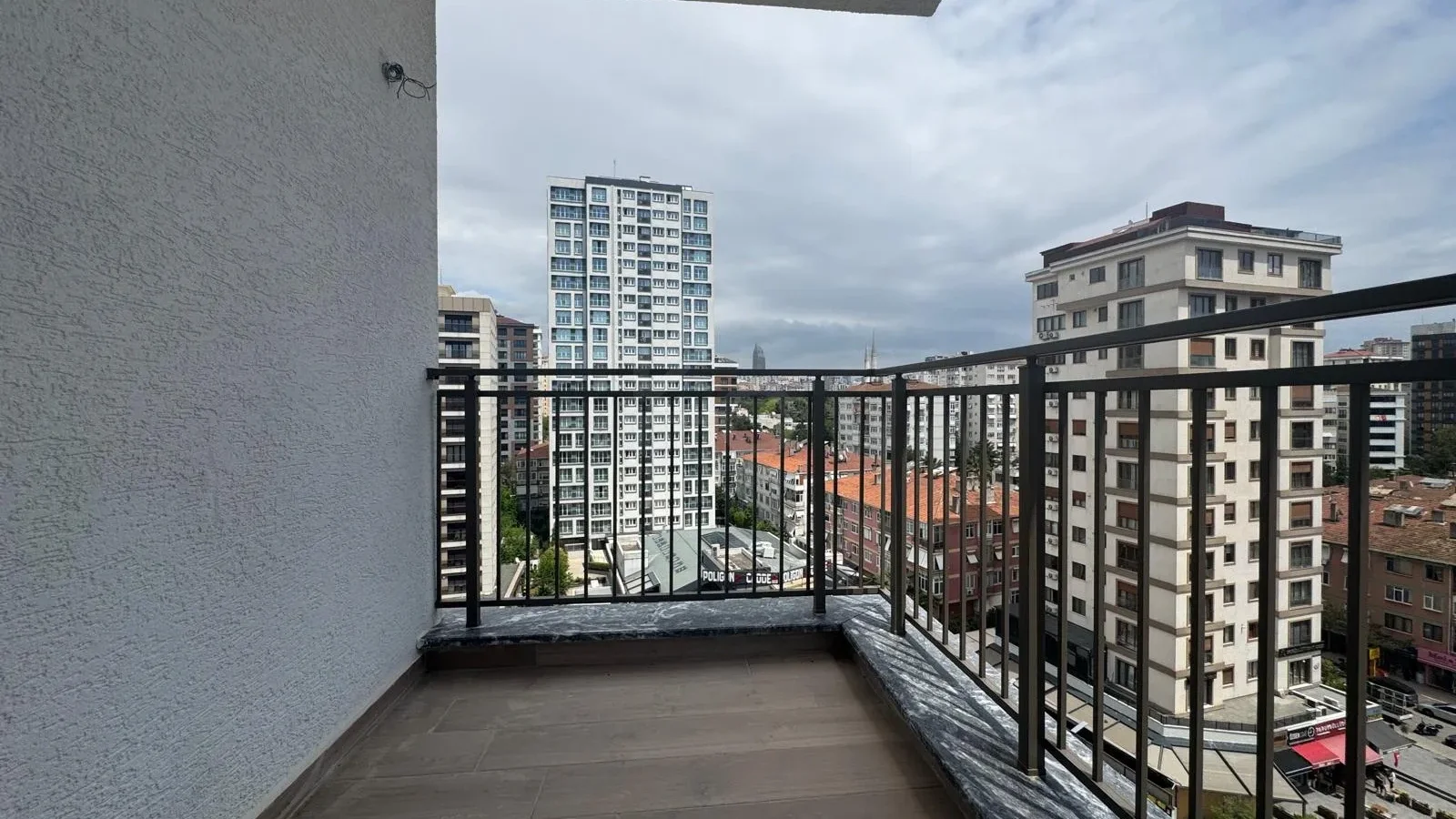 Lacivertcadde Erenköy’de Satılık 3 Cepheli Ebeveynli Balkonlu 110m² Net 3+1