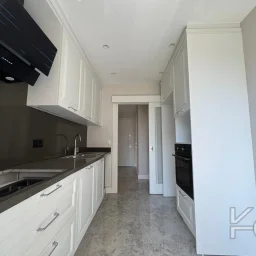 Lacivert Cadde Suadiye 2024 Yapımı Sıfır Ebeveynli Balkonlu 79m² Net 2+1