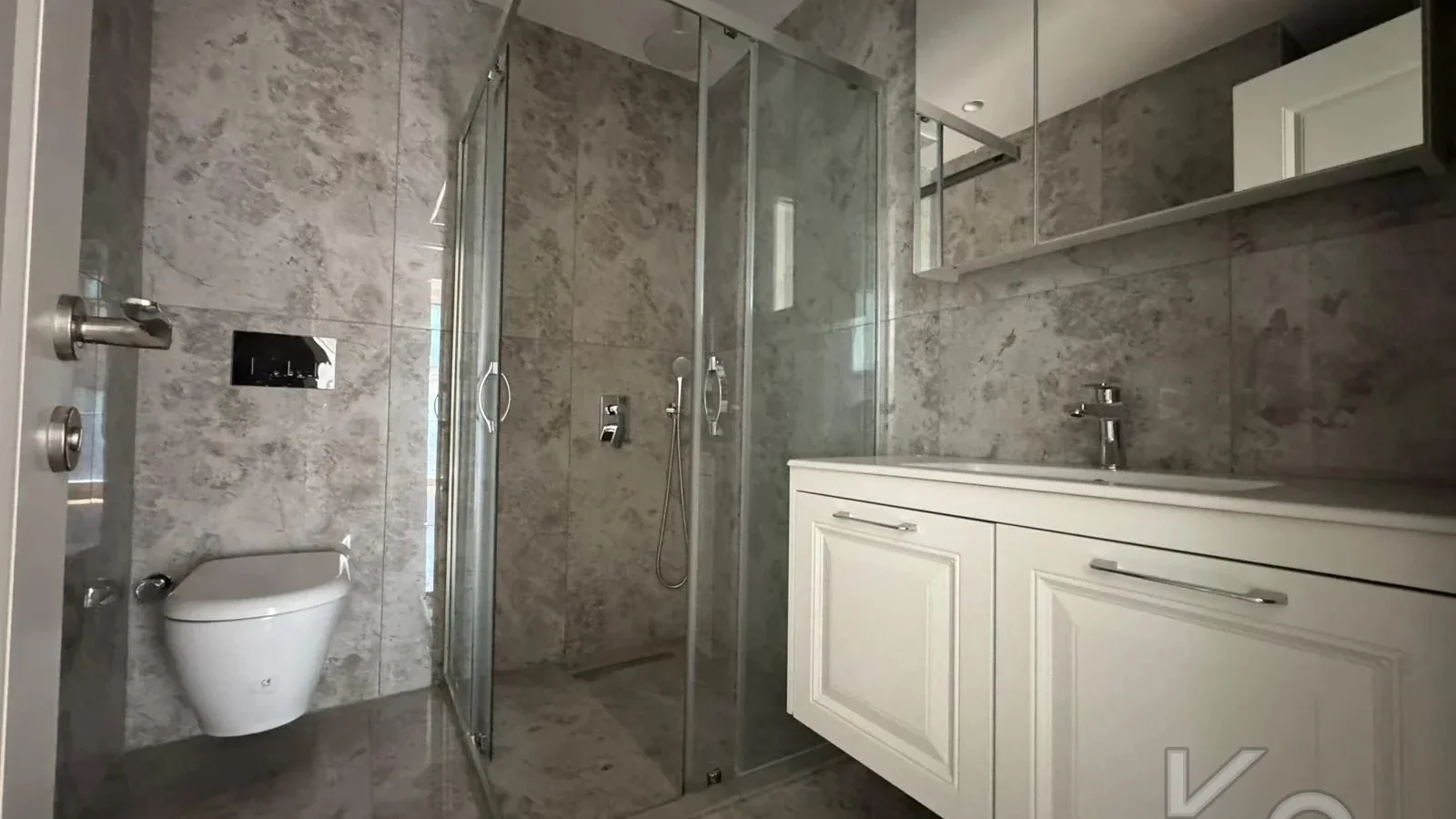 Lacivert Cadde Suadiye 2024 Yapımı Sıfır Ebeveynli Balkonlu 79m² Net 2+1