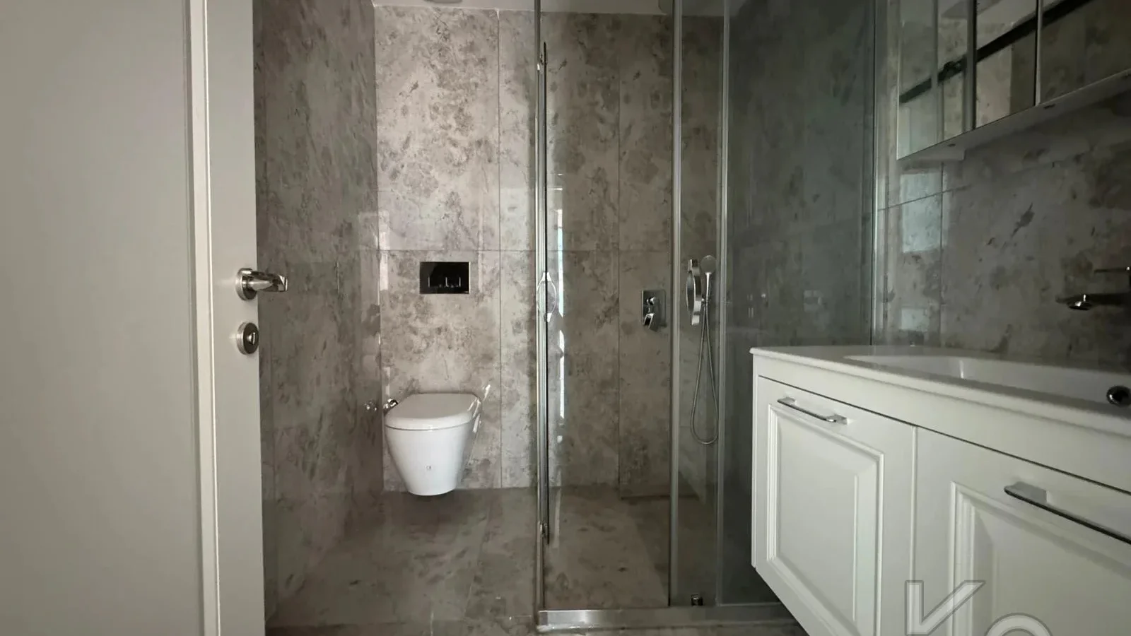 Lacivert Cadde Suadiye 2024 Yapımı Sıfır Ebeveynli Balkonlu 79m² Net 2+1
