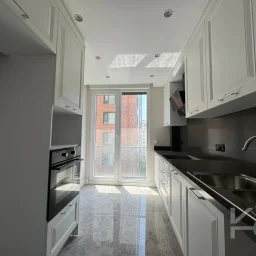 Lacivert Cadde Suadiye 2024 Yapımı Sıfır Ebeveynli Balkonlu 79m² Net 2+1