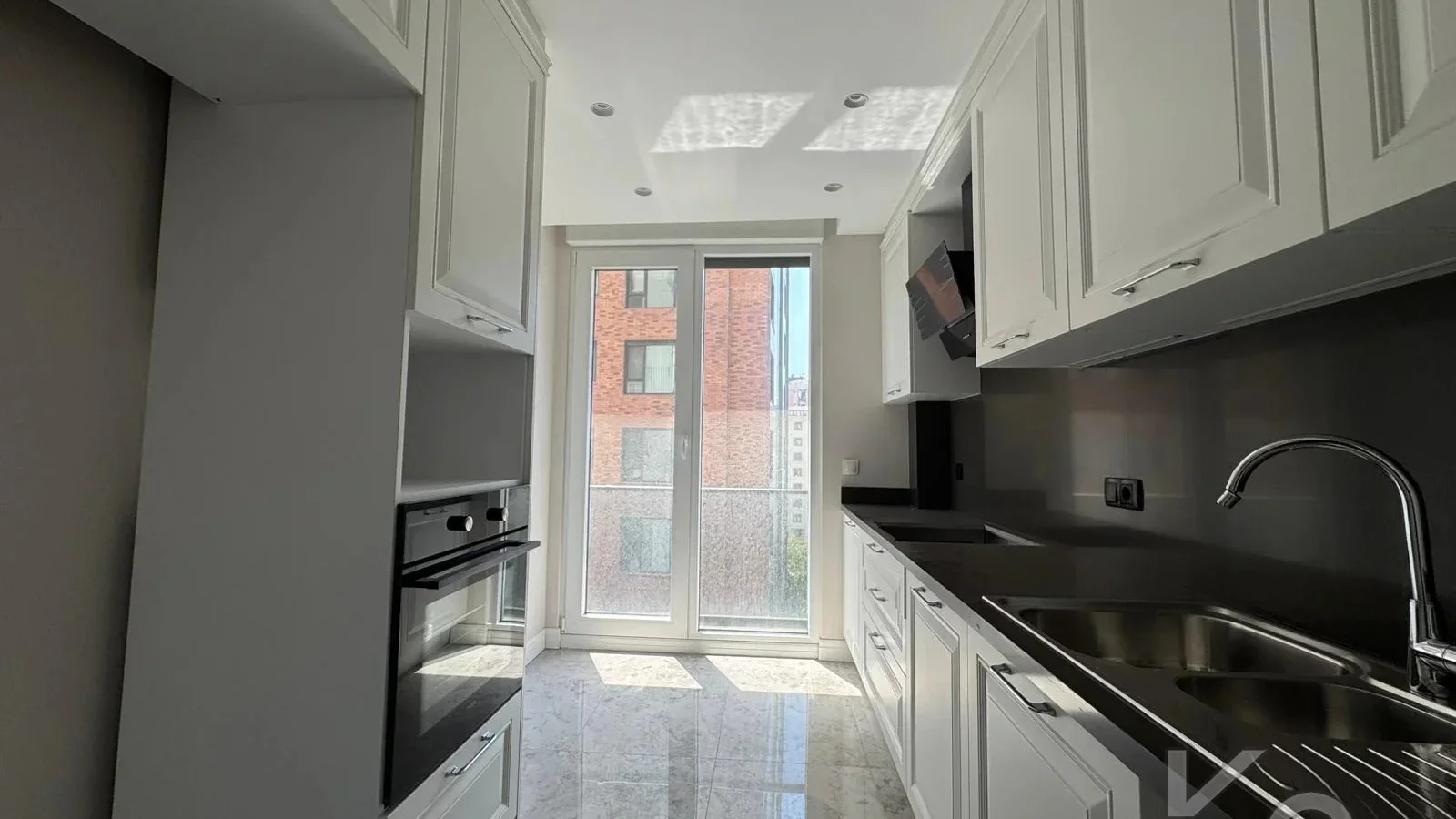 Lacivert Cadde Suadiye 2024 Yapımı Sıfır Ebeveynli Balkonlu 79m² Net 2+1