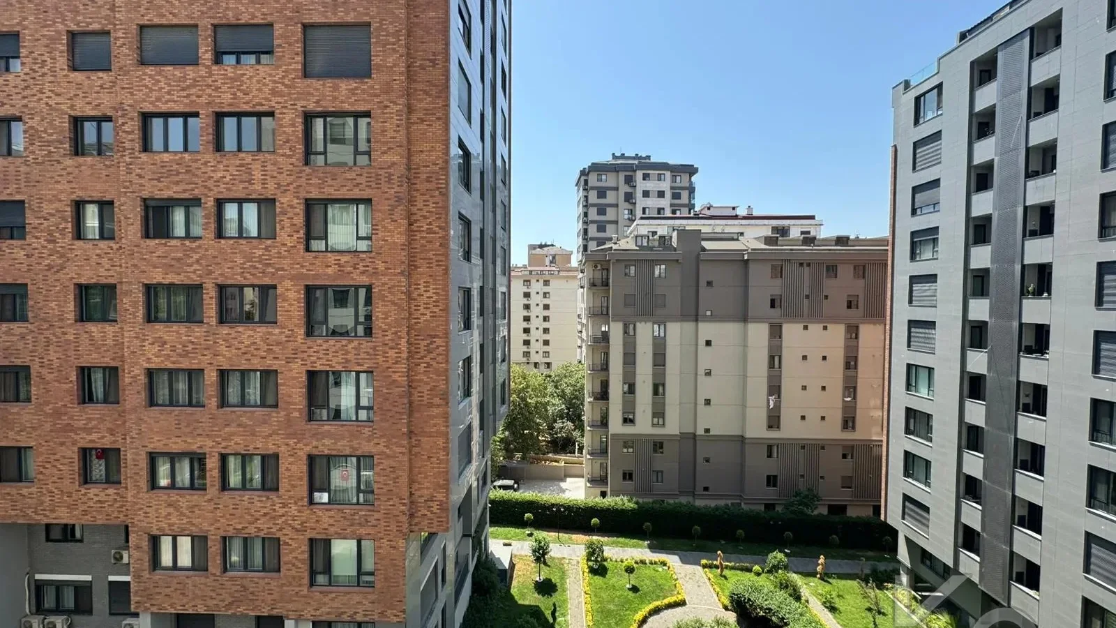 Lacivert Cadde Suadiye 2024 Yapımı Sıfır Ebeveynli Balkonlu 79m² Net 2+1