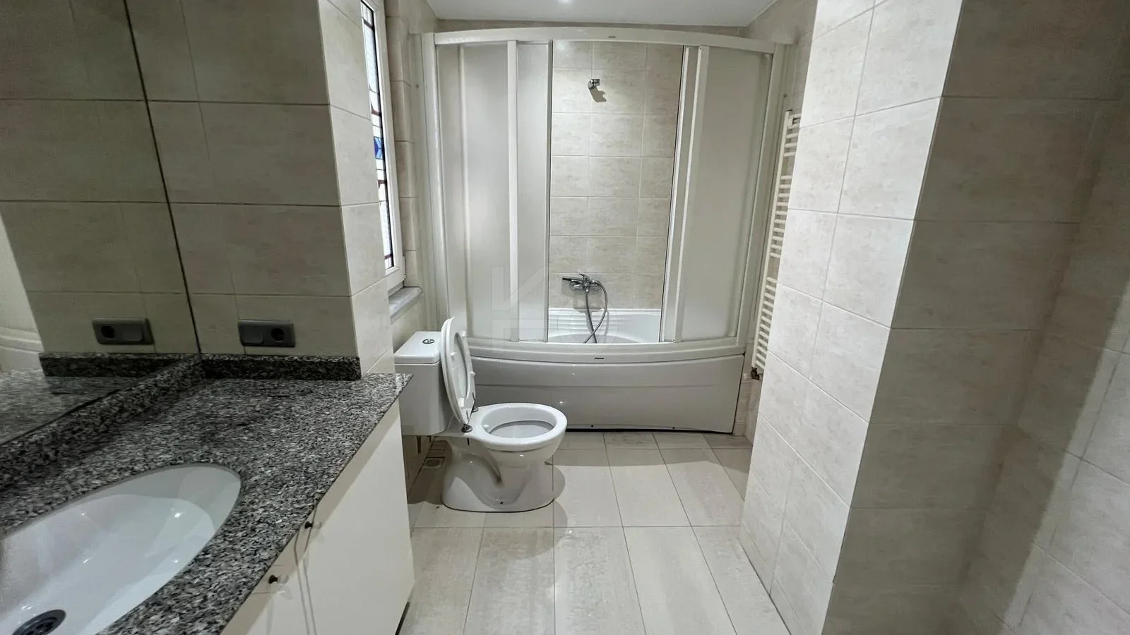 Ataşehir Yenişehir'de 3+1 / 130 M2 Net Satılık Daire