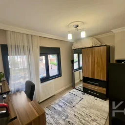 Laci̇vertcadde Kazasker Işik Koleji. Yani Yeni̇ Bi̇nada Balkonlu 2+1