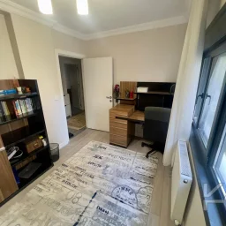 Laci̇vertcadde Kazasker Işik Koleji. Yani Yeni̇ Bi̇nada Balkonlu 2+1
