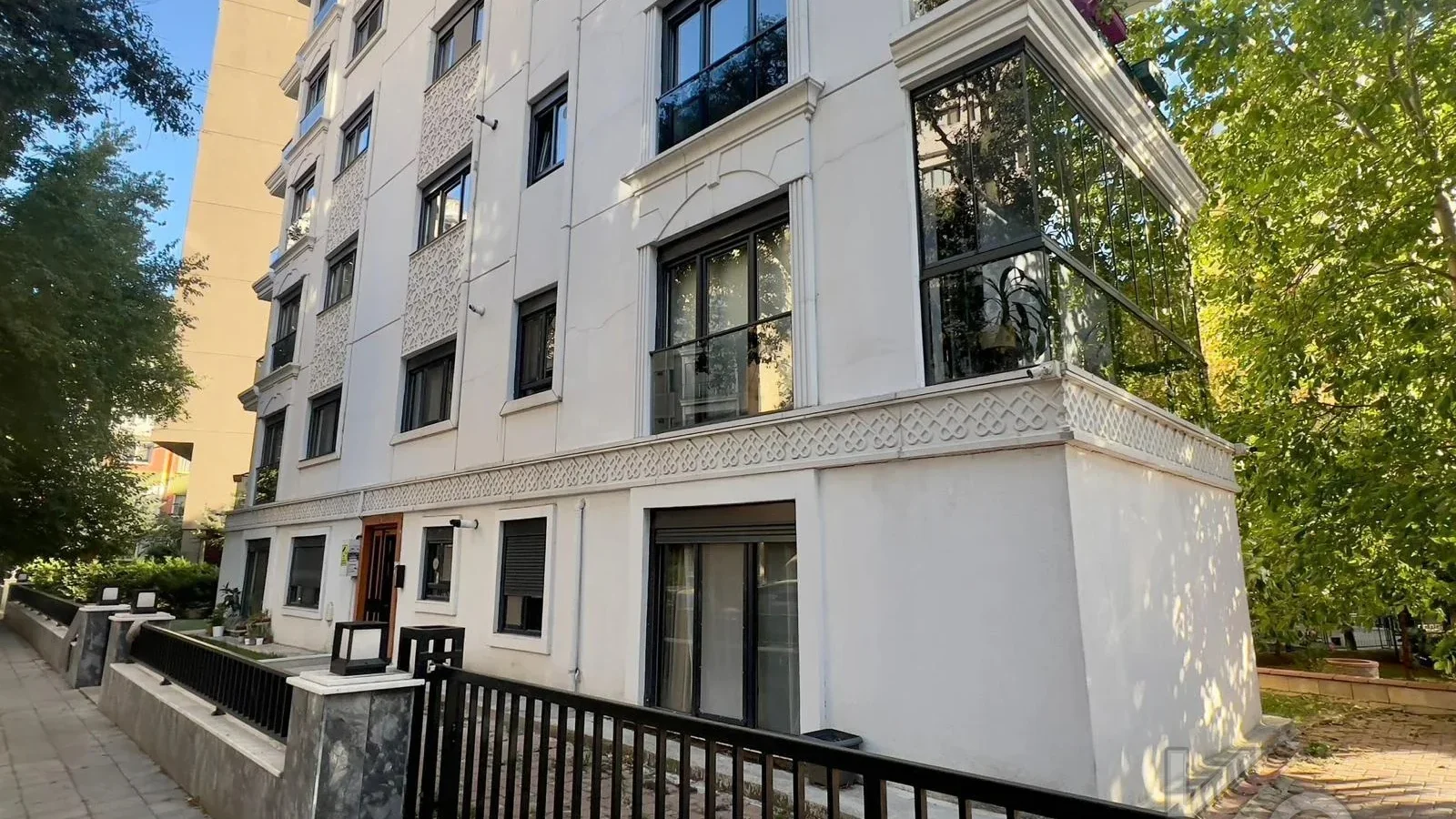 Laci̇vertcadde Kazasker Işik Koleji. Yani Yeni̇ Bi̇nada Balkonlu 2+1