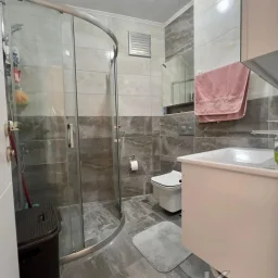 Laci̇vertcadde Kazasker Işik Koleji. Yani Yeni̇ Bi̇nada Balkonlu 2+1