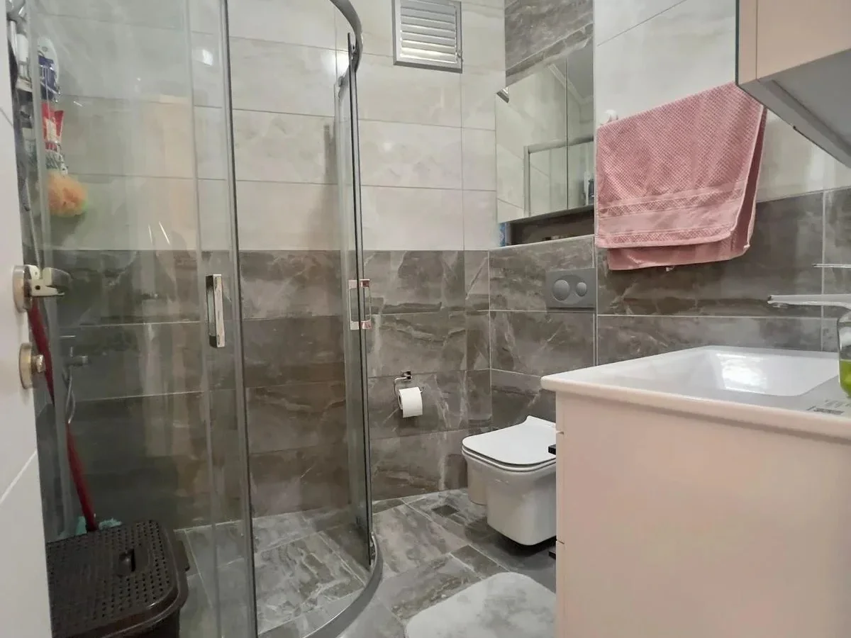 Laci̇vertcadde Kazasker Işik Koleji. Yani Yeni̇ Bi̇nada Balkonlu 2+1