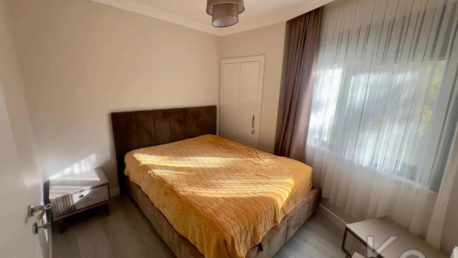 Laci̇vertcadde Kazasker Işik Koleji. Yani Yeni̇ Bi̇nada Balkonlu 2+1
