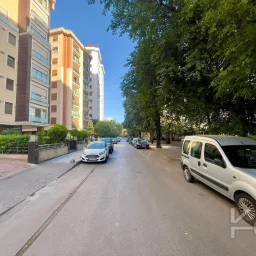 Laci̇vertcadde Kazasker Işik Koleji. Yani Yeni̇ Bi̇nada Balkonlu 2+1