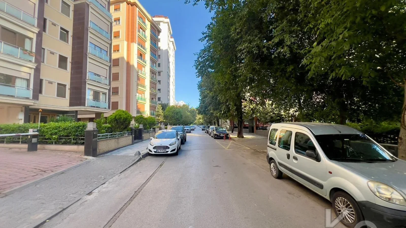 Laci̇vertcadde Kazasker Işik Koleji. Yani Yeni̇ Bi̇nada Balkonlu 2+1