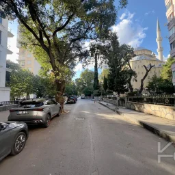 Laci̇vertcadde Kazasker Işik Koleji. Yani Yeni̇ Bi̇nada Balkonlu 2+1