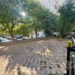 Laci̇vertcadde Kazasker Işik Koleji. Yani Yeni̇ Bi̇nada Balkonlu 2+1
