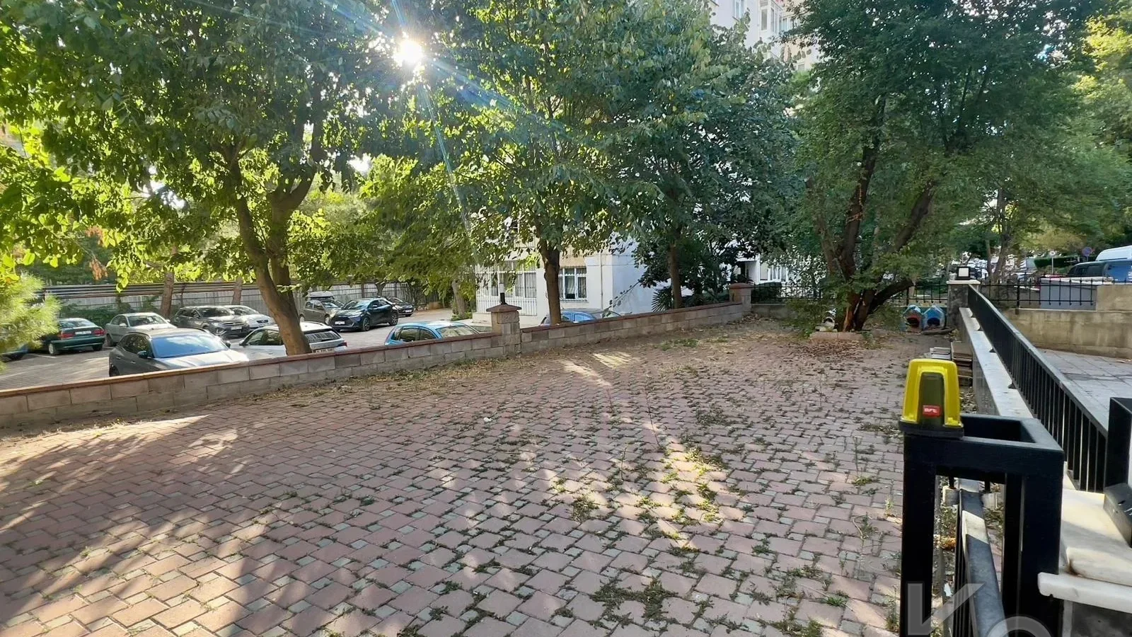 Laci̇vertcadde Kazasker Işik Koleji. Yani Yeni̇ Bi̇nada Balkonlu 2+1