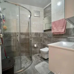 Laci̇vertcadde Kazasker Işik Koleji. Yani Yeni̇ Bi̇nada Balkonlu 2+1