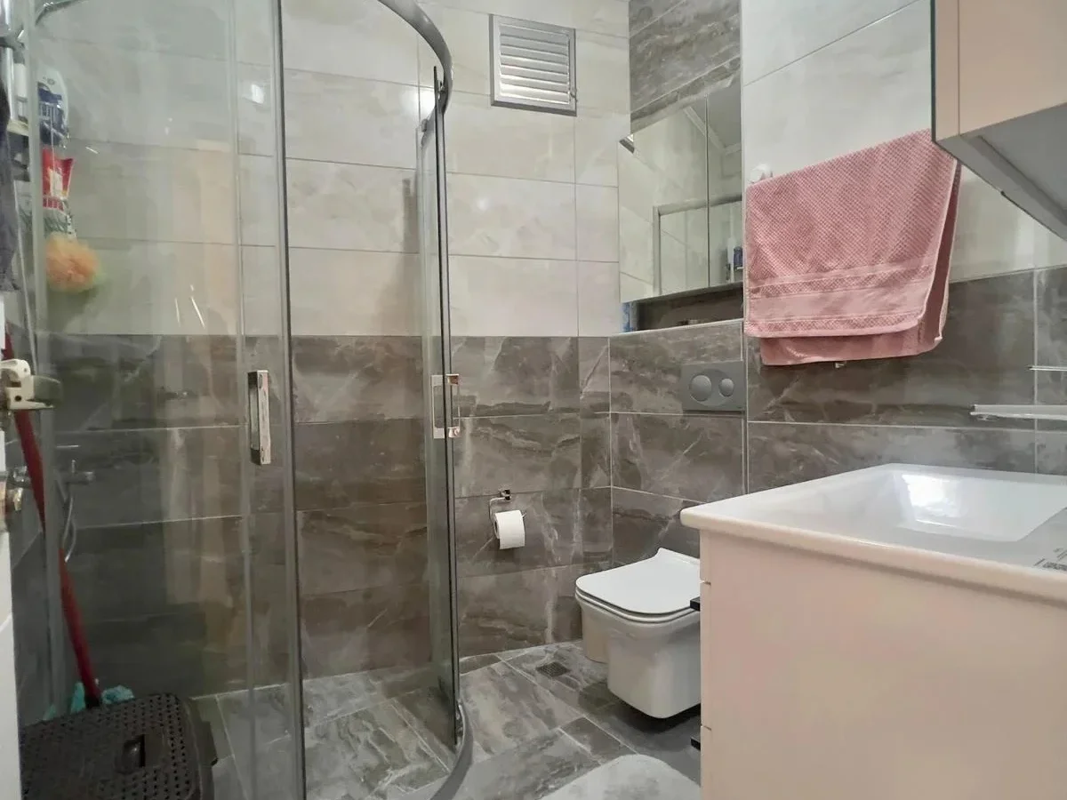 Laci̇vertcadde Kazasker Işik Koleji. Yani Yeni̇ Bi̇nada Balkonlu 2+1