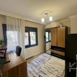 Laci̇vertcadde Kazasker Işik Koleji. Yani Yeni̇ Bi̇nada Balkonlu 2+1