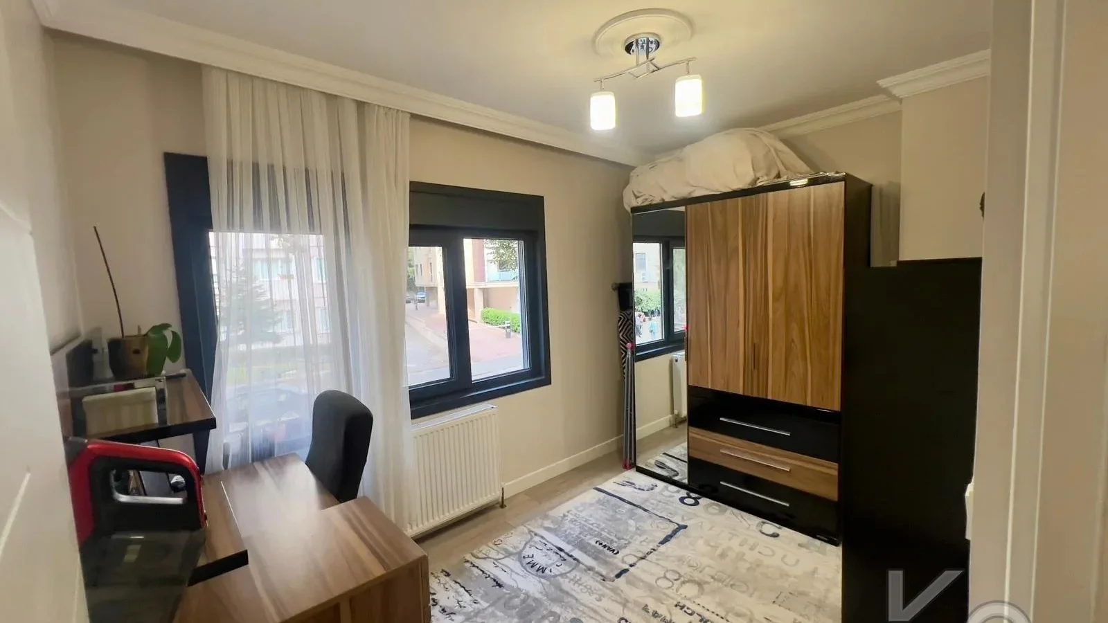 Laci̇vertcadde Kazasker Işik Koleji. Yani Yeni̇ Bi̇nada Balkonlu 2+1