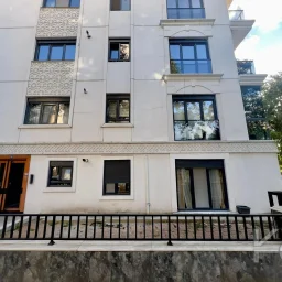 Laci̇vertcadde Kazasker Işik Koleji. Yani Yeni̇ Bi̇nada Balkonlu 2+1