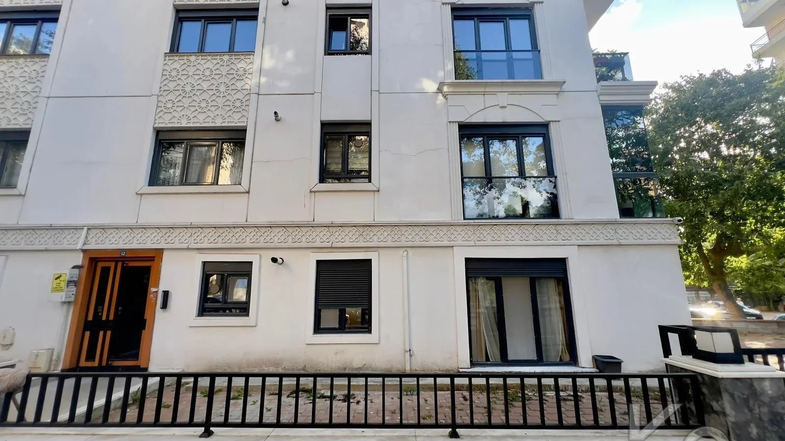 Laci̇vertcadde Kazasker Işik Koleji. Yani Yeni̇ Bi̇nada Balkonlu 2+1