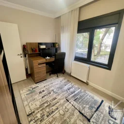 Laci̇vertcadde Kazasker Işik Koleji. Yani Yeni̇ Bi̇nada Balkonlu 2+1