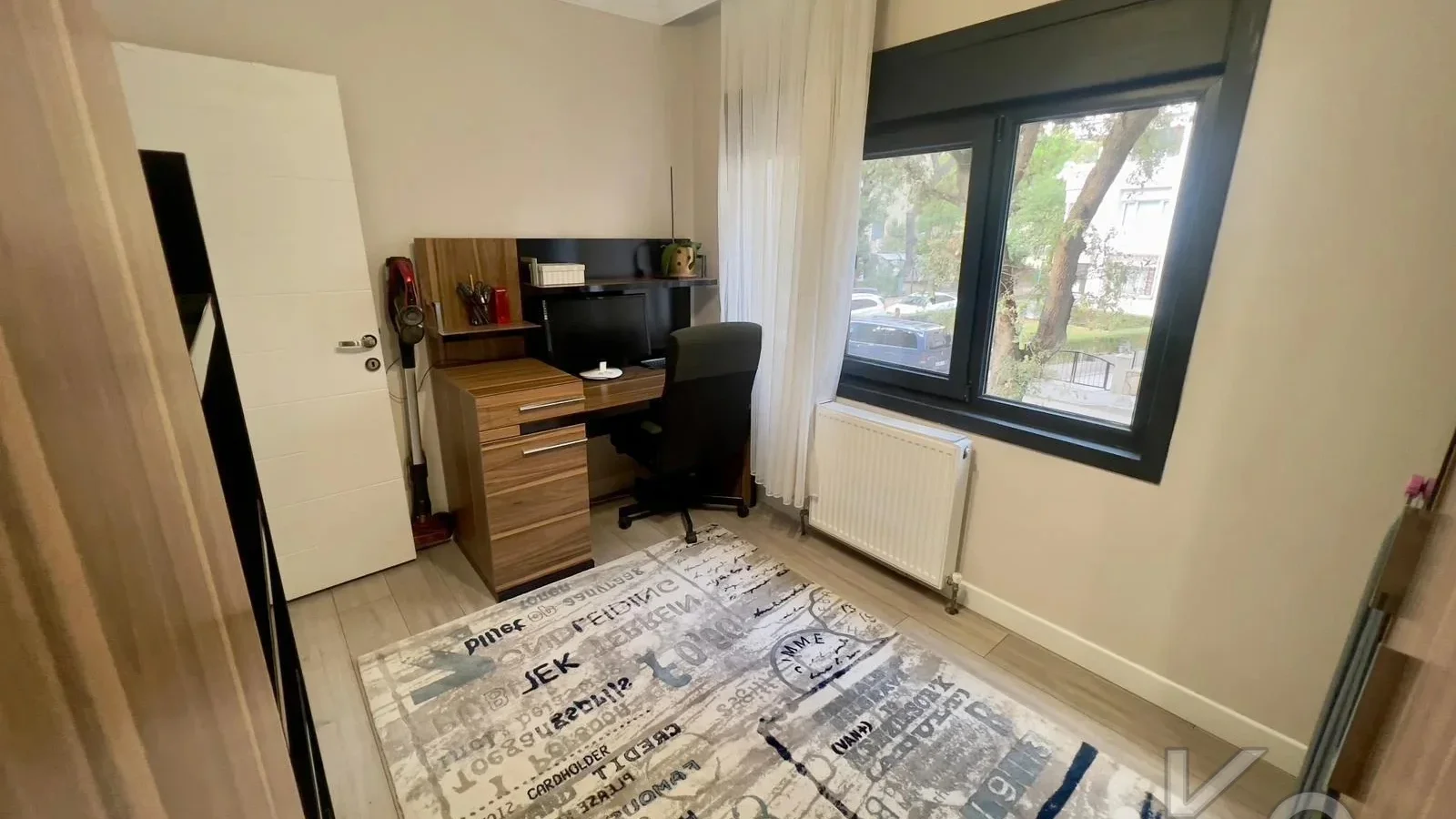 Laci̇vertcadde Kazasker Işik Koleji. Yani Yeni̇ Bi̇nada Balkonlu 2+1
