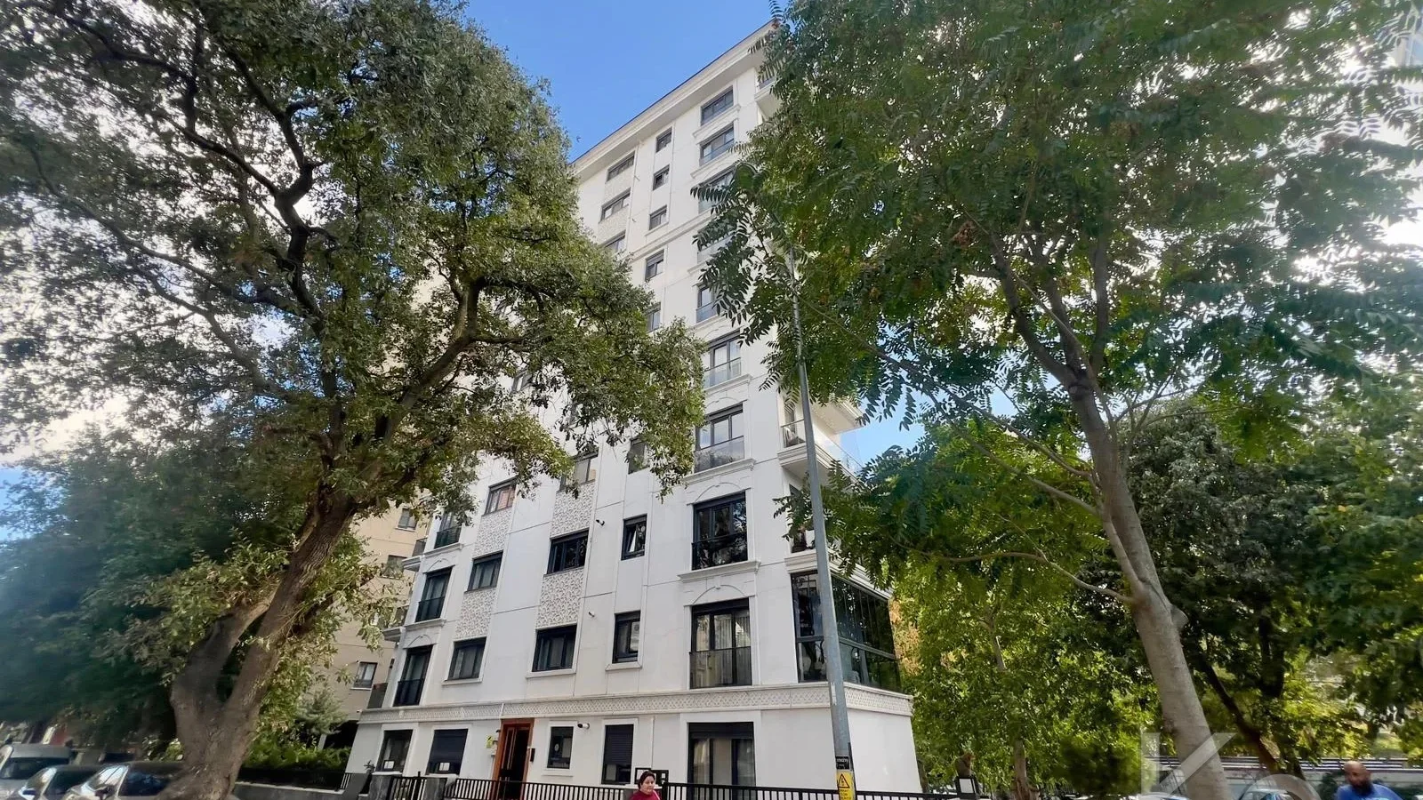 Laci̇vertcadde Kazasker Işik Koleji. Yani Yeni̇ Bi̇nada Balkonlu 2+1