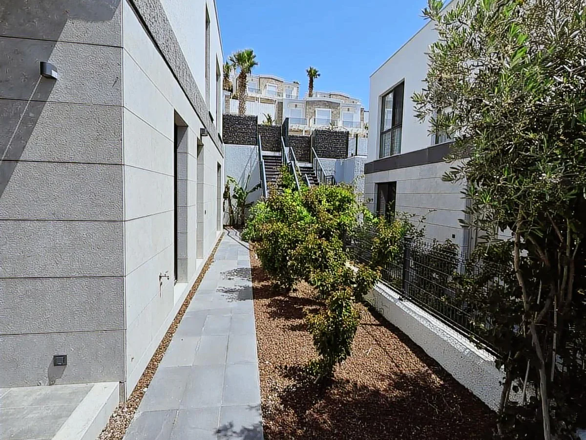Gümüşlük'te Satılık Net 250 M2 3+1 Denize Sıfır Villa