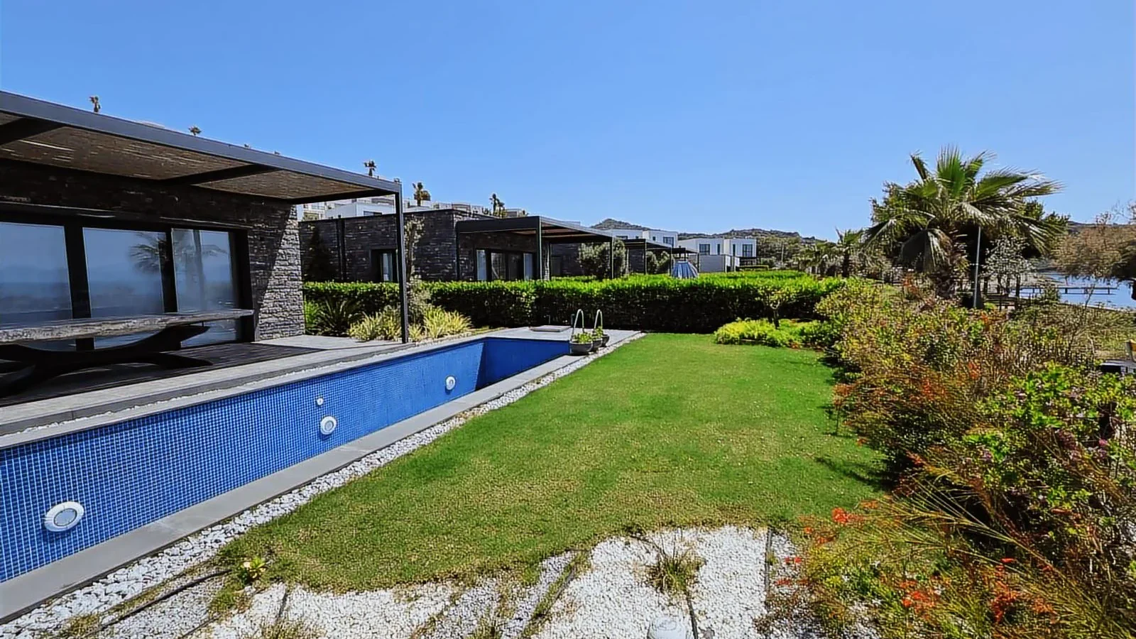 Gümüşlük'te Satılık Net 250 M2 3+1 Denize Sıfır Villa