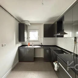 Laci̇vert Cadde Göztepede Bağdat Caddesi̇ne Yakın 2 Bloklu Yeni̇ Bi̇na 4+1 115m²