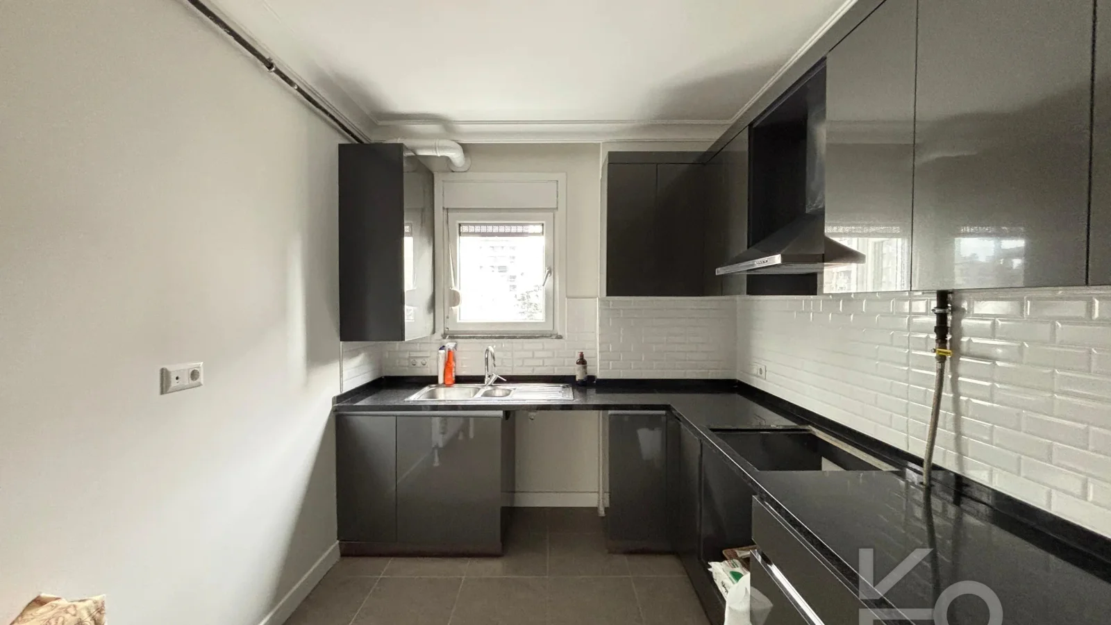 Laci̇vert Cadde Göztepede Bağdat Caddesi̇ne Yakın 2 Bloklu Yeni̇ Bi̇na 4+1 115m²