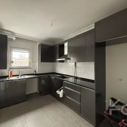 Laci̇vert Cadde Göztepede Bağdat Caddesi̇ne Yakın 2 Bloklu Yeni̇ Bi̇na 4+1 115m²