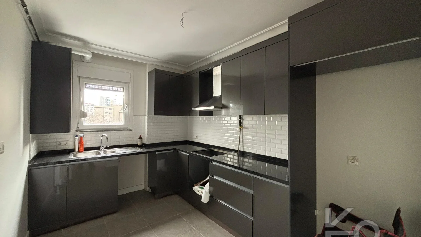 Laci̇vert Cadde Göztepede Bağdat Caddesi̇ne Yakın 2 Bloklu Yeni̇ Bi̇na 4+1 115m²