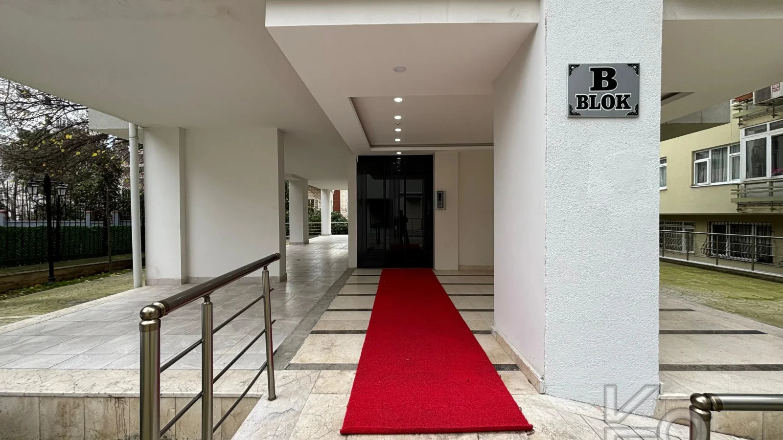 Laci̇vert Cadde Göztepede Bağdat Caddesi̇ne Yakın 2 Bloklu Yeni̇ Bi̇na 4+1 115m²