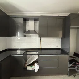 Laci̇vert Cadde Göztepede Bağdat Caddesi̇ne Yakın 2 Bloklu Yeni̇ Bi̇na 4+1 115m²