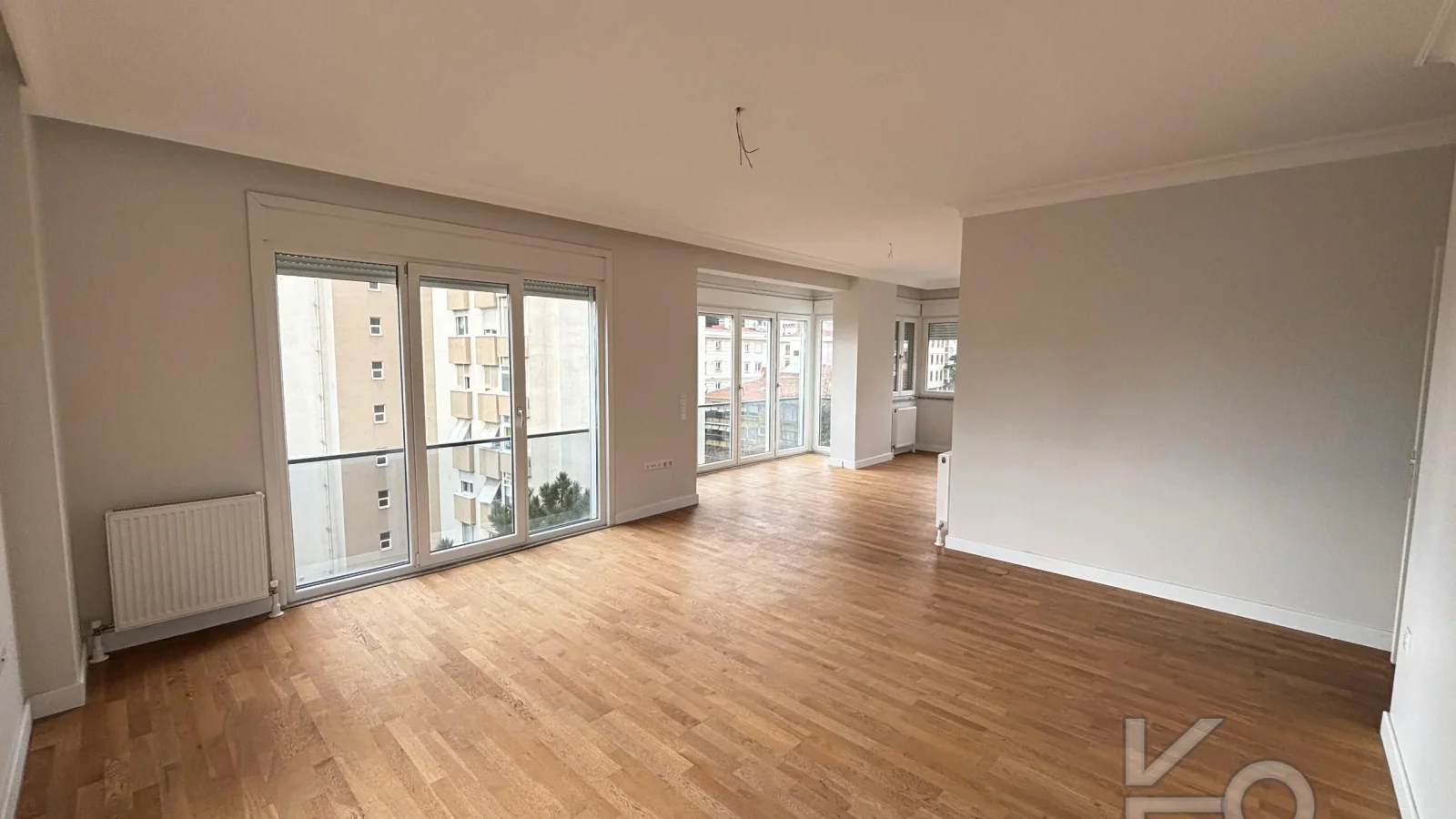 Laci̇vert Cadde Göztepede Bağdat Caddesi̇ne Yakın 2 Bloklu Yeni̇ Bi̇na 4+1 115m²