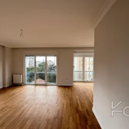 Laci̇vert Cadde Göztepede Bağdat Caddesi̇ne Yakın 2 Bloklu Yeni̇ Bi̇na 4+1 115m²