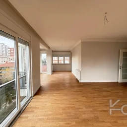 Laci̇vert Cadde Göztepede Bağdat Caddesi̇ne Yakın 2 Bloklu Yeni̇ Bi̇na 4+1 115m²