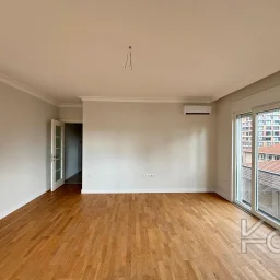 Laci̇vert Cadde Göztepede Bağdat Caddesi̇ne Yakın 2 Bloklu Yeni̇ Bi̇na 4+1 115m²