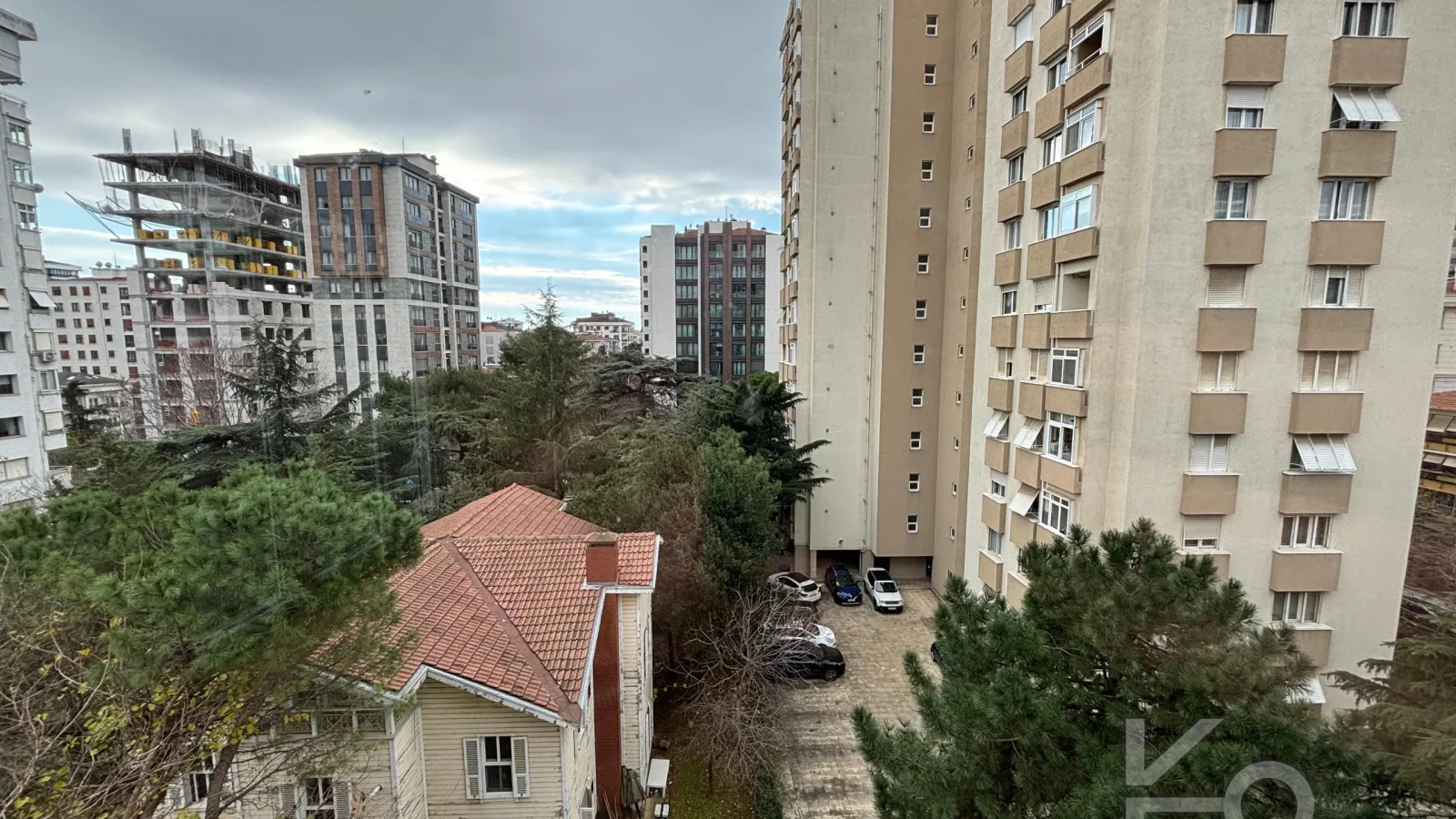 Laci̇vert Cadde Göztepede Bağdat Caddesi̇ne Yakın 2 Bloklu Yeni̇ Bi̇na 4+1 115m²