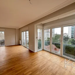 Laci̇vert Cadde Göztepede Bağdat Caddesi̇ne Yakın 2 Bloklu Yeni̇ Bi̇na 4+1 115m²