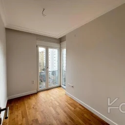 Laci̇vert Cadde Göztepede Bağdat Caddesi̇ne Yakın 2 Bloklu Yeni̇ Bi̇na 4+1 115m²