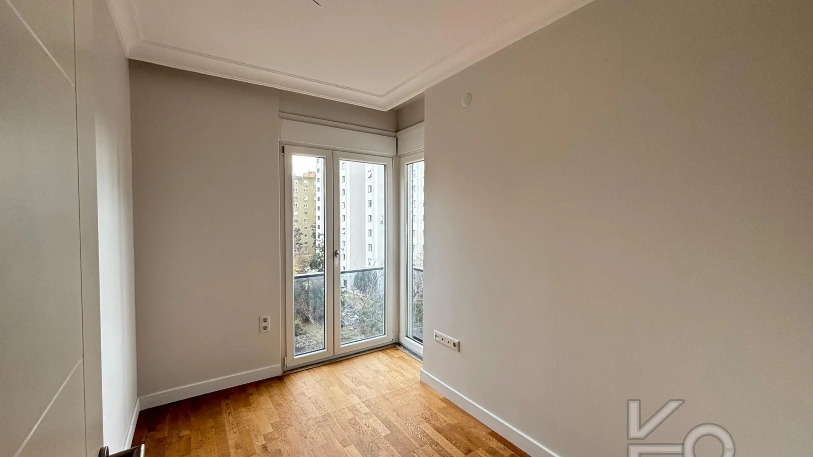Laci̇vert Cadde Göztepede Bağdat Caddesi̇ne Yakın 2 Bloklu Yeni̇ Bi̇na 4+1 115m²