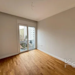 Laci̇vert Cadde Göztepede Bağdat Caddesi̇ne Yakın 2 Bloklu Yeni̇ Bi̇na 4+1 115m²