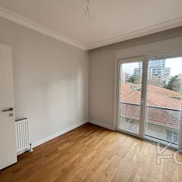 Laci̇vert Cadde Göztepede Bağdat Caddesi̇ne Yakın 2 Bloklu Yeni̇ Bi̇na 4+1 115m²